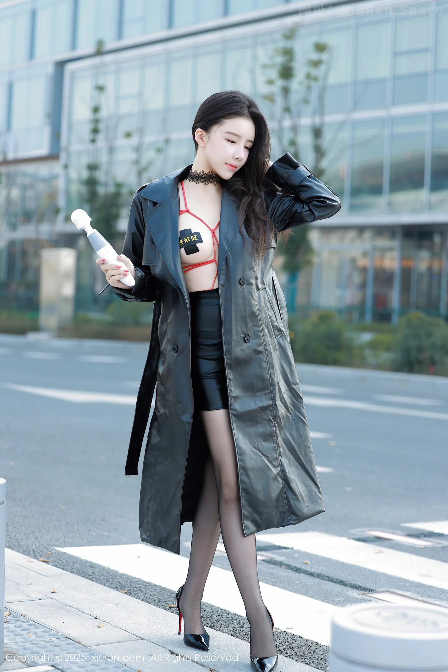 图片[2]-[XiuRen秀人网] VOL.9855 模特唐翩翩性感黑色皮大衣露红色情趣服饰配黑丝袜秀美腿诱惑写真90P-秀人网官方网站